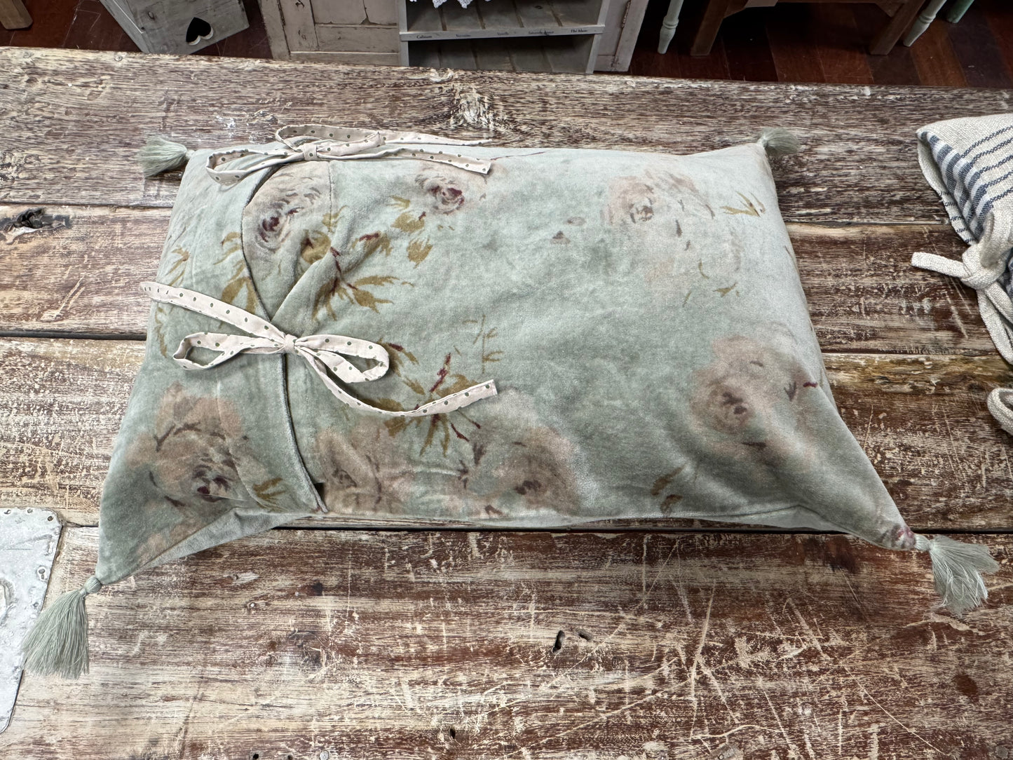 Les Ours Raupia Velours Fleurs Sauge Cushion Cover