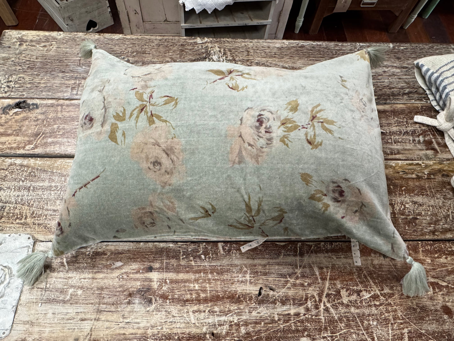 Les Ours Raupia Velours Fleurs Sauge Cushion Cover